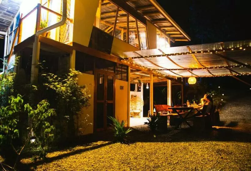 تختخواب و صبحانه Oasis Uvita