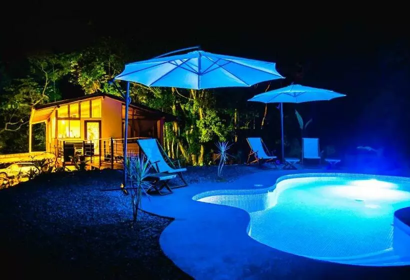 تختخواب و صبحانه Oasis Uvita