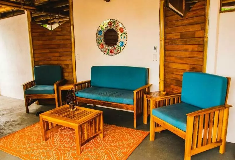 تختخواب و صبحانه Oasis Uvita