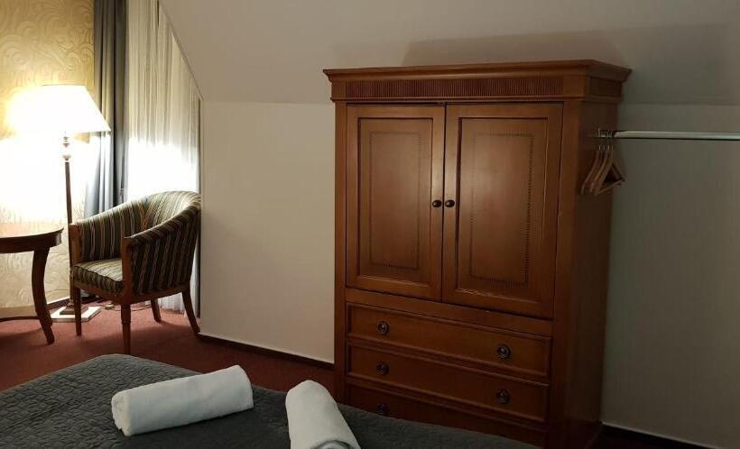 酒店 A Restaurace Pomezí