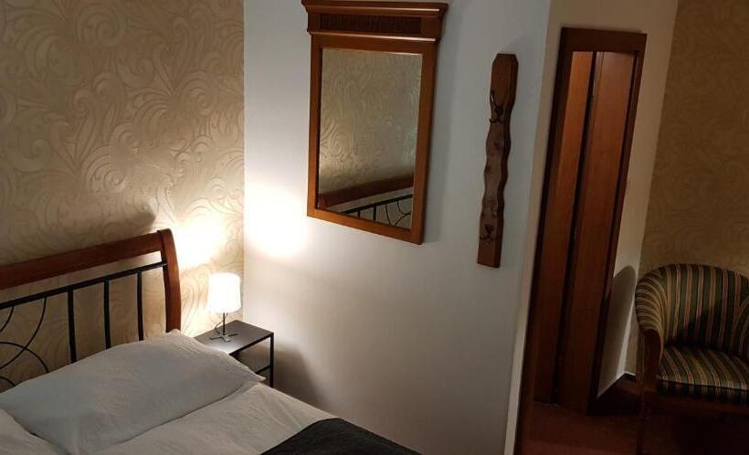 酒店 A Restaurace Pomezí