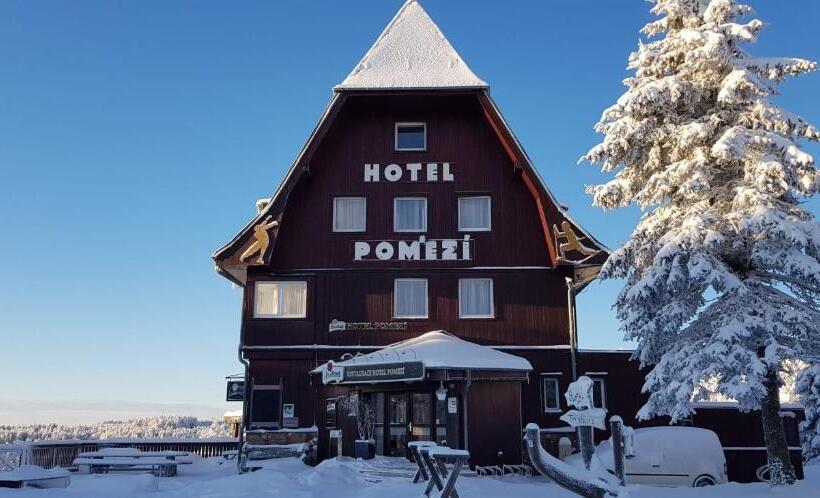 酒店 A Restaurace Pomezí