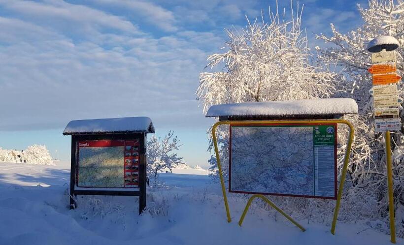 酒店 A Restaurace Pomezí