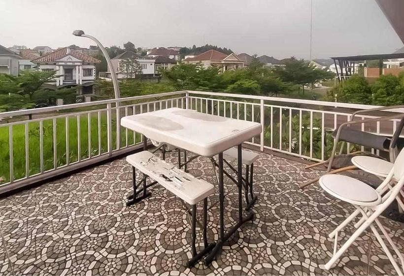 בית מלון כפרי D H Mansion La Rosa Syariah Sentul Mitra Reddoorz