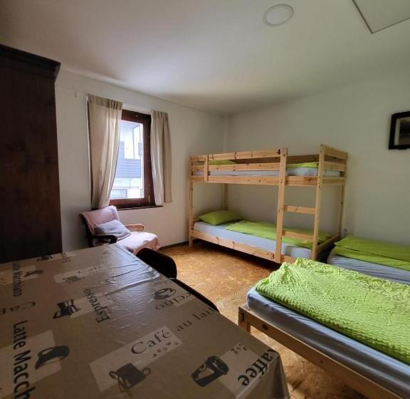 הוסטל Bus Station Beds