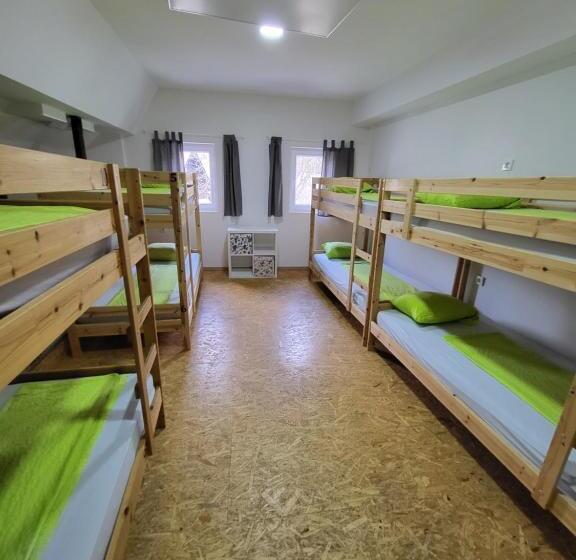 הוסטל Bus Station Beds