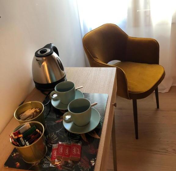 Bed and Breakfast Blooms Botanical Rooms