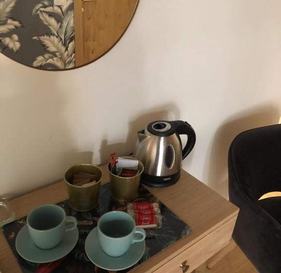 Bed and Breakfast Blooms Botanical Rooms