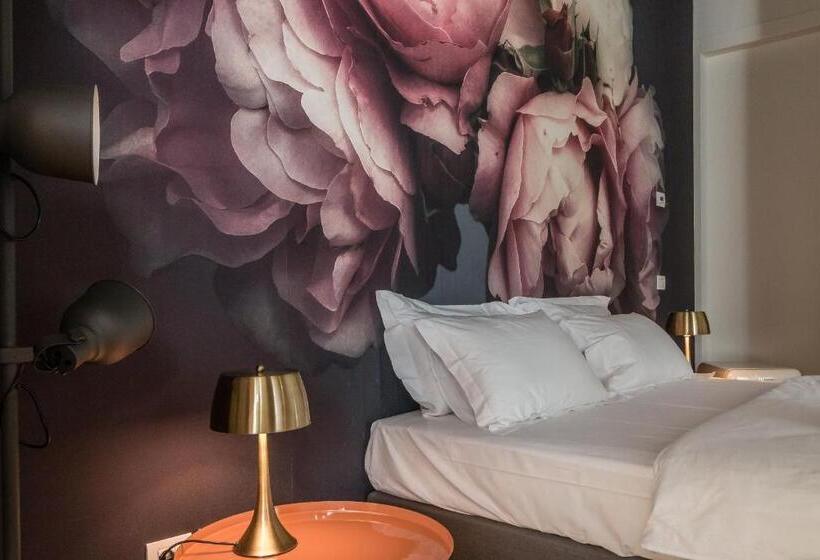 Bed and Breakfast Blooms Botanical Rooms