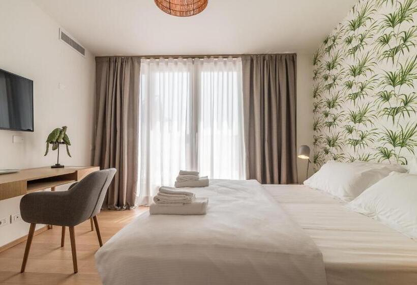 Bed and Breakfast Blooms Botanical Rooms