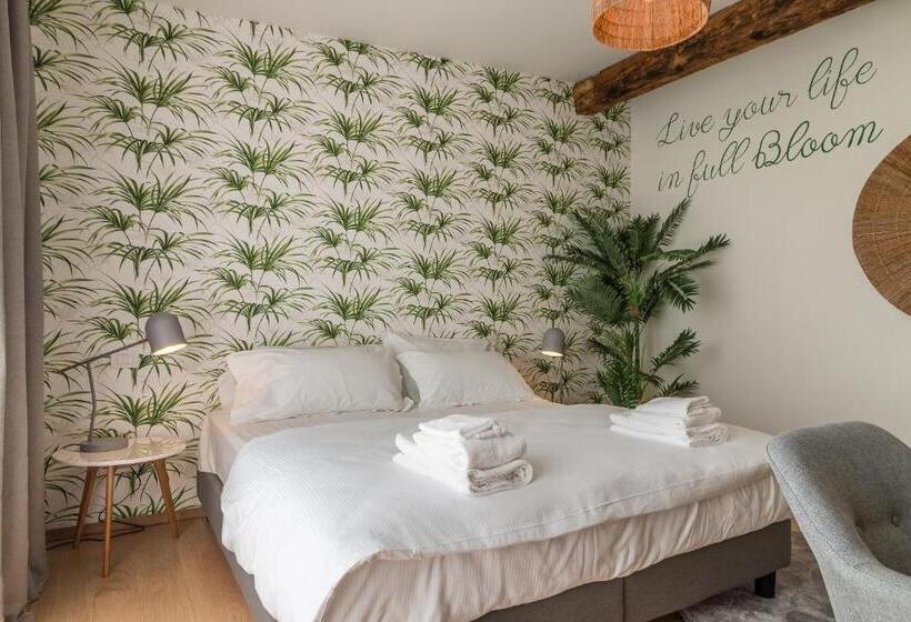 Bed and Breakfast Blooms Botanical Rooms