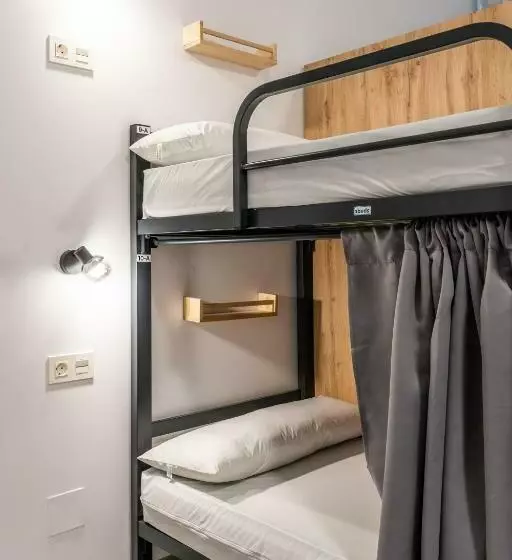 Four Rooms Hostel