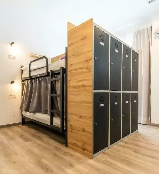 Four Rooms Hostel
