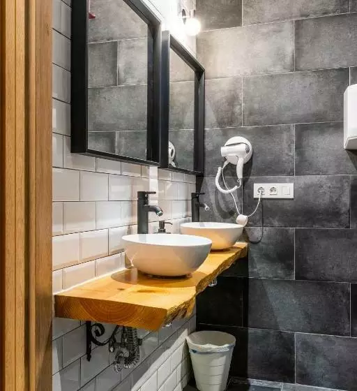 Four Rooms Hostel
