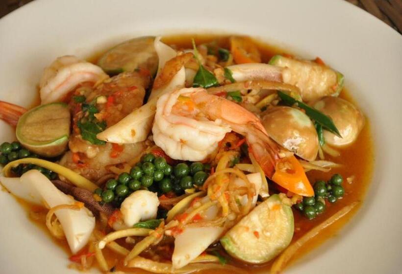 Swan Lake Hotel Sattahip