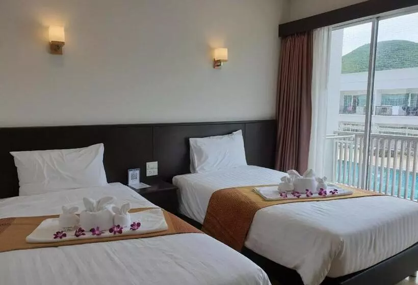 Swan Lake Hotel Sattahip