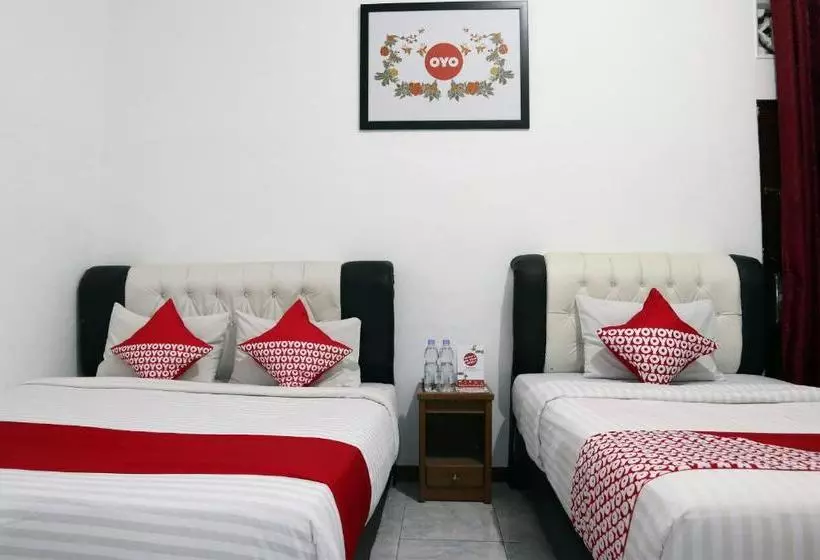 Hotelli Oyo 956 Penginapan Eby
