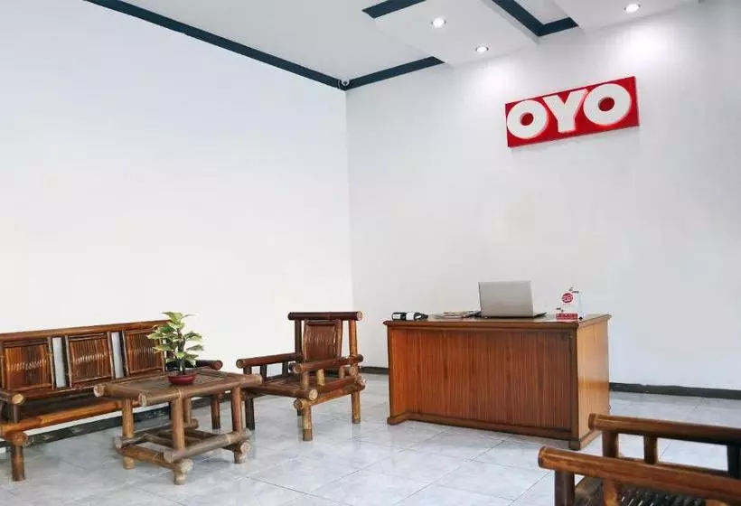 Hotelli Oyo 956 Penginapan Eby