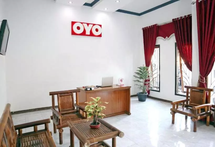 Hotelli Oyo 956 Penginapan Eby