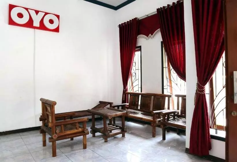 Hotelli Oyo 956 Penginapan Eby