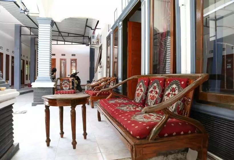 Hotelli Oyo 956 Penginapan Eby