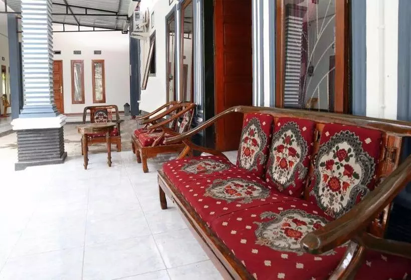 Hotelli Oyo 956 Penginapan Eby