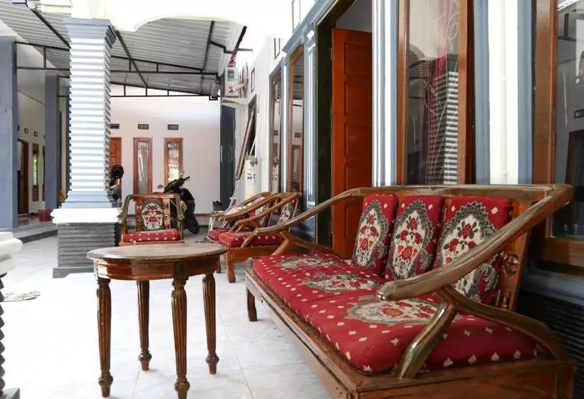 Hotelli Oyo 956 Penginapan Eby