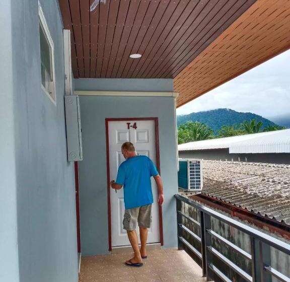 فندق Tom's House