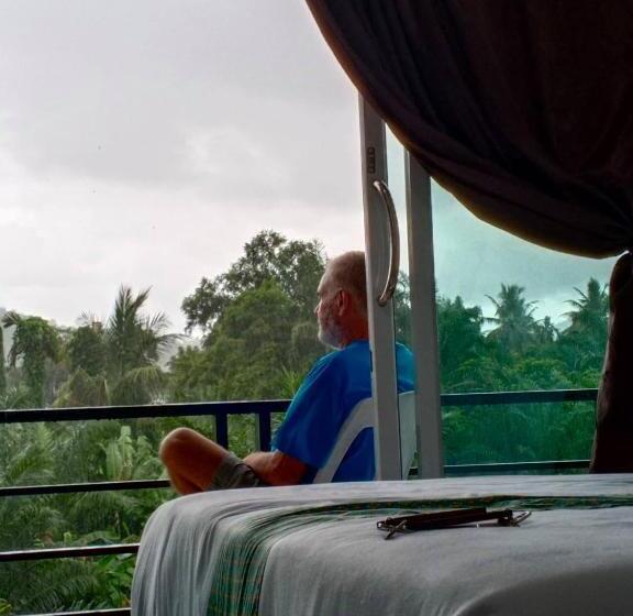 فندق Tom's House