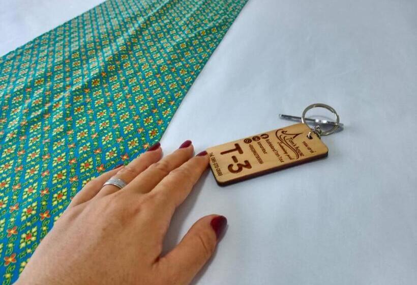 فندق Tom's House