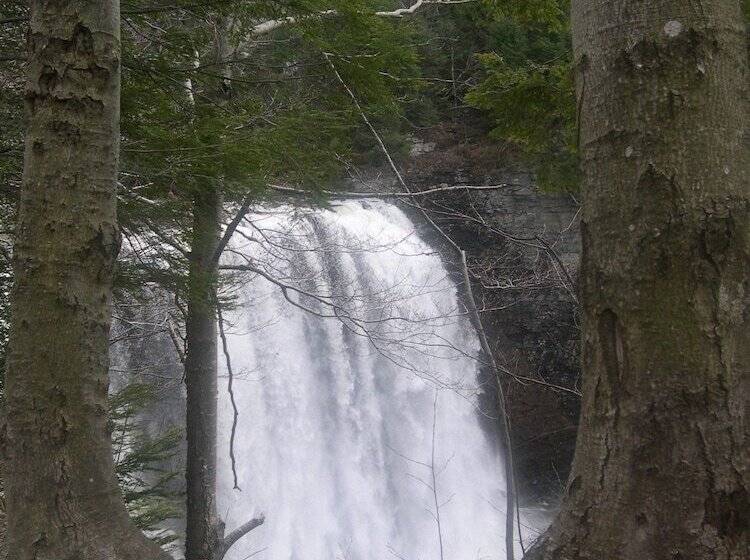 מוטל Tug Hill Resort