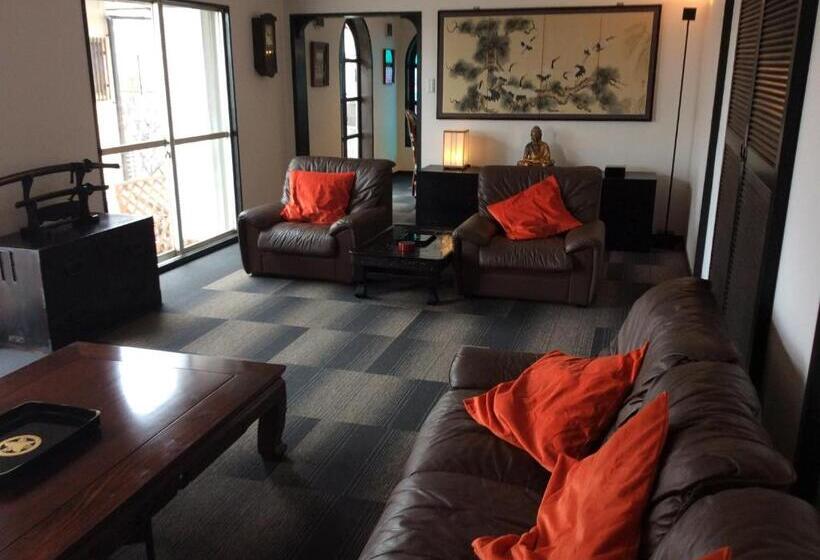 פנסיון Jonni`s Place