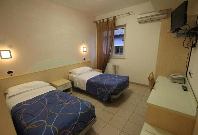 ホテル Albergo Ristorante Val Vomano