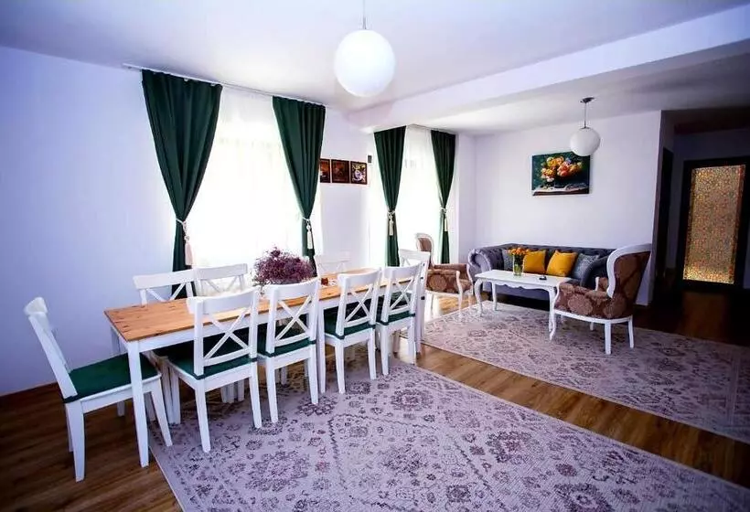 ペンション Mera Hills House