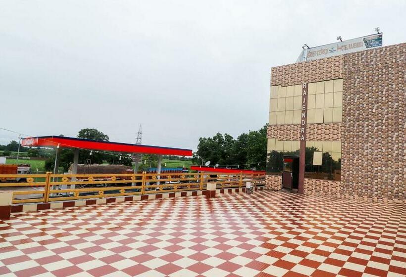 ホテル Oyo 70394 Rajendra