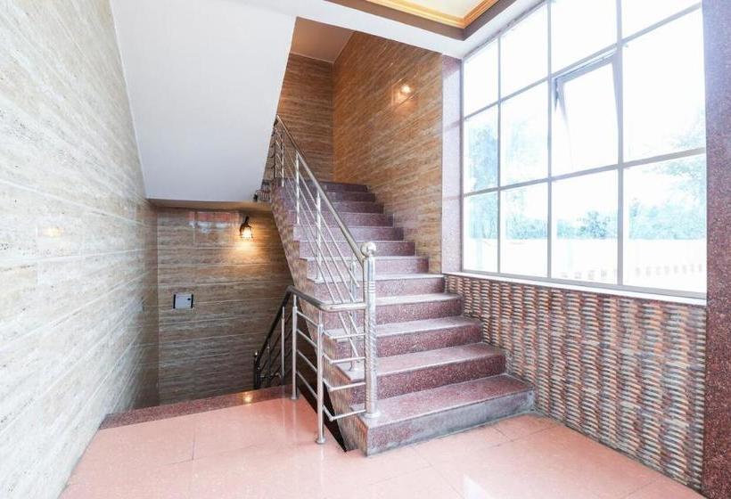 ホテル Oyo 70394 Rajendra