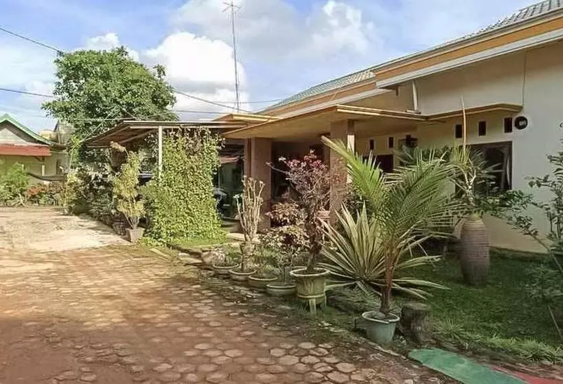 ホテル Reddoorz Near Taman Merdeka Metro Lampung