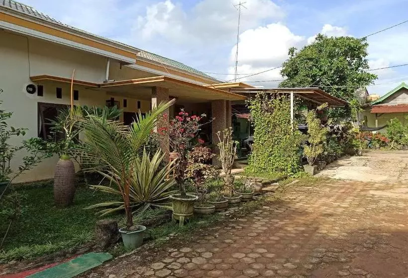 ホテル Reddoorz Near Taman Merdeka Metro Lampung