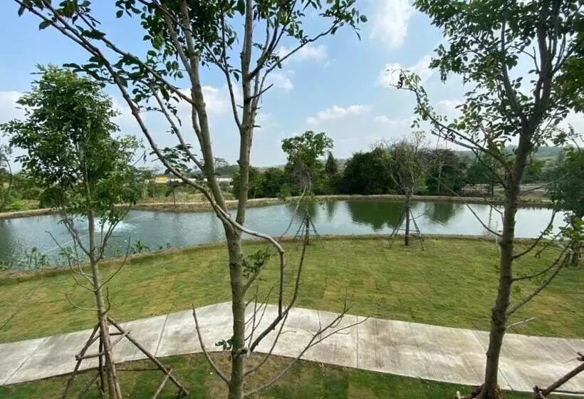 Hotelli Greenhills Resort Si Racha