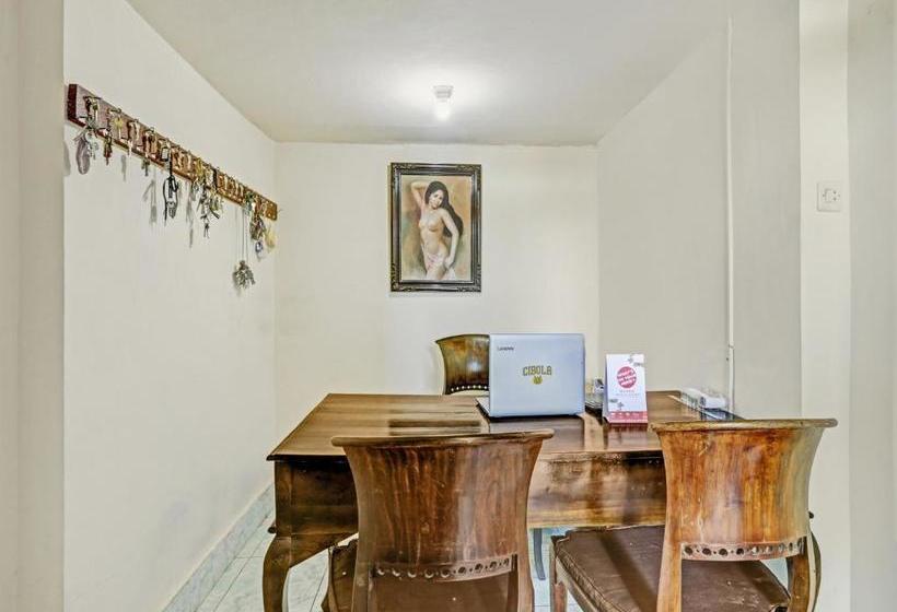 בית מלון כפרי Oyo 3902 Pondok 828 Residence