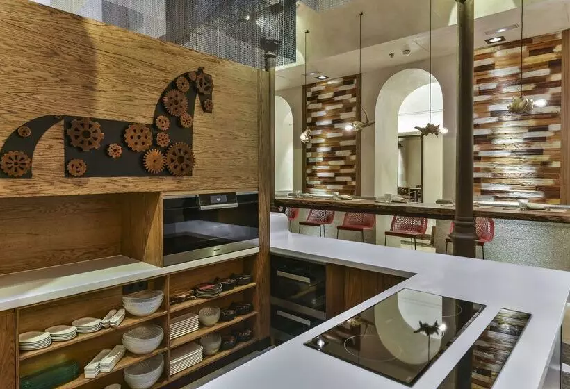 هتل NH Collection Madrid Palacio De Tepa