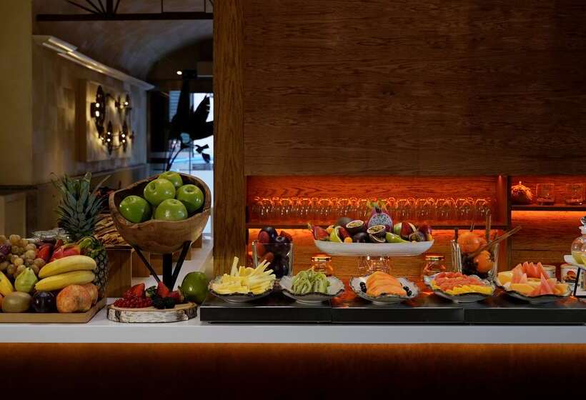 هتل NH Collection Madrid Palacio De Tepa