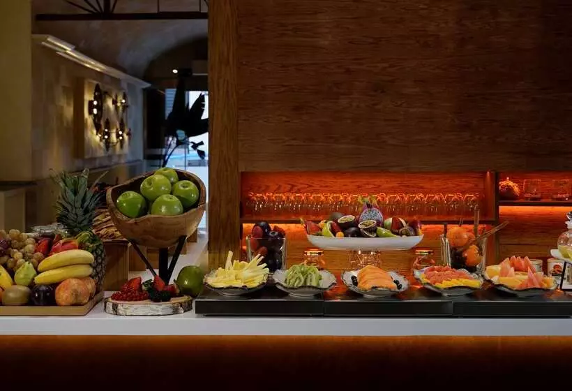 هتل NH Collection Madrid Palacio De Tepa