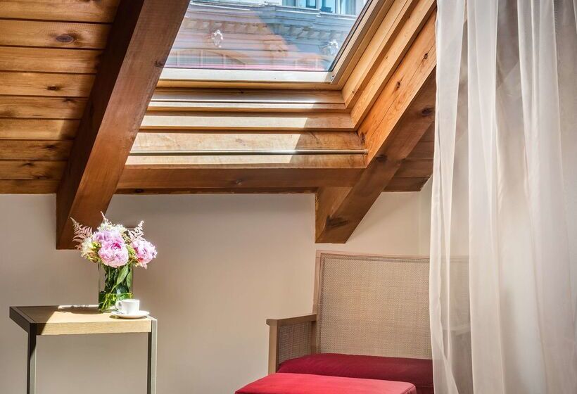 هتل NH Collection Madrid Palacio De Tepa