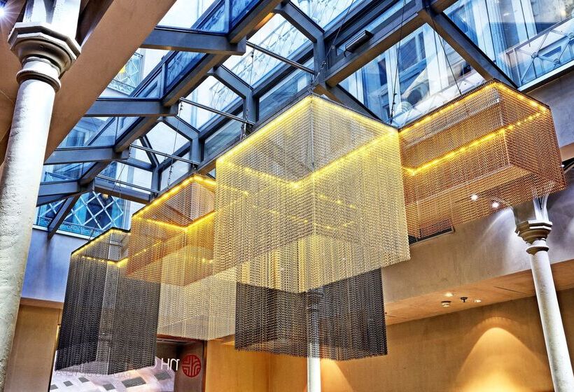 هتل NH Collection Madrid Palacio De Tepa