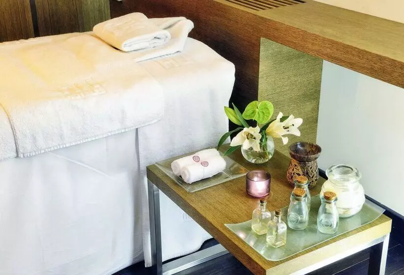 هتل NH Collection Madrid Palacio De Tepa