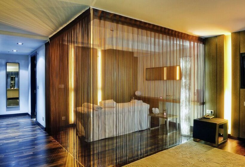 هتل NH Collection Madrid Palacio De Tepa