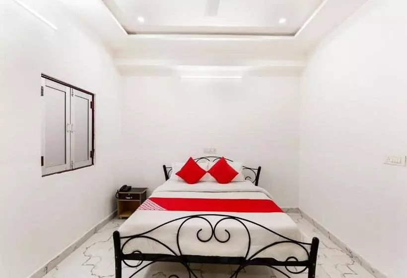 Hotelli Oyo 77964 Dhanlaxmi Restaurant & Guest House