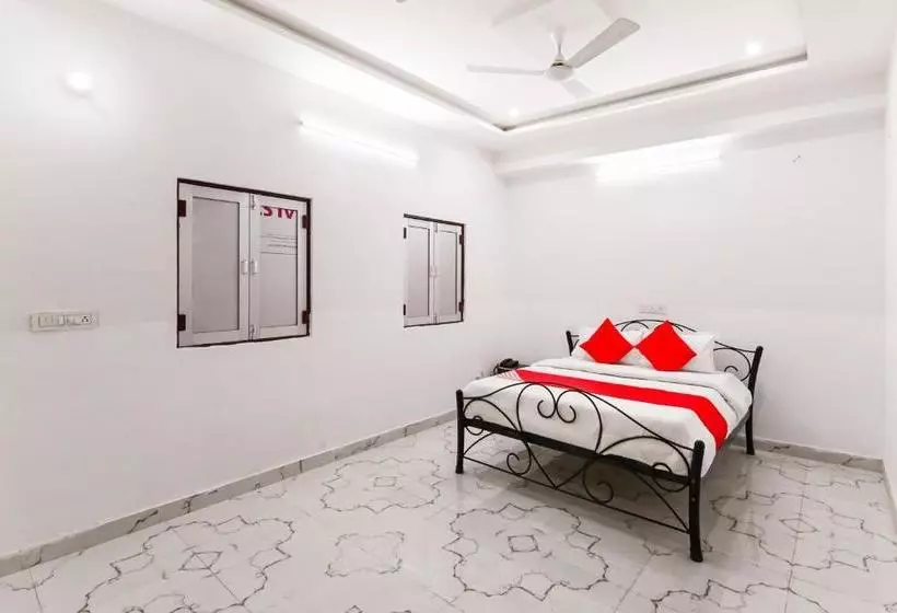 Hotelli Oyo 77964 Dhanlaxmi Restaurant & Guest House