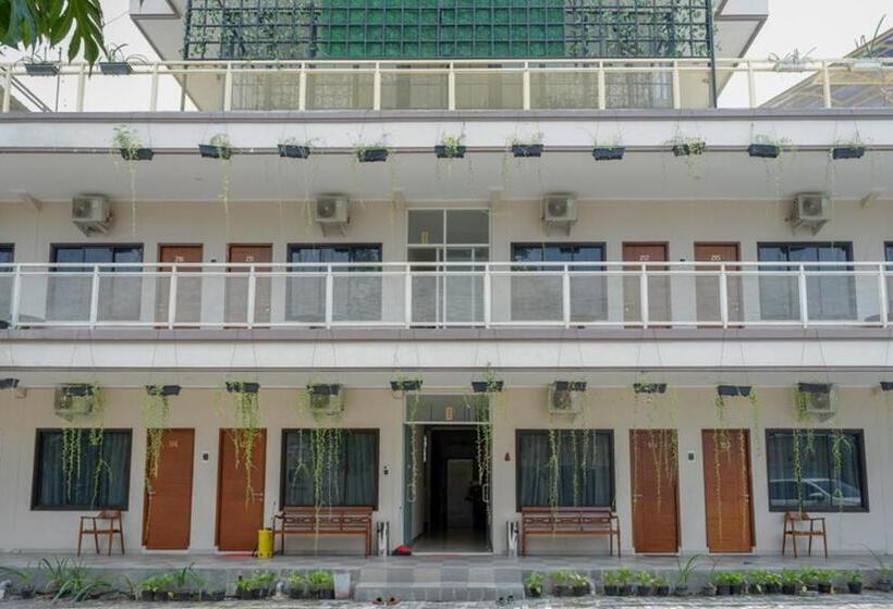 בית מלון כפרי Reddoorz @ Jalan Majapahit Semarang